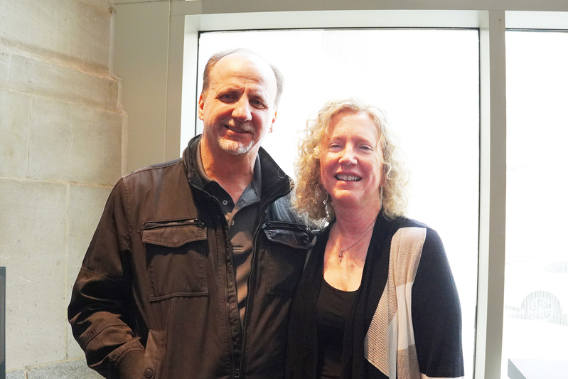 图12:二零二五年三月十六日下午,美国一家联邦政府承包商的首席运营官汤姆·肯尼(Tom Kenny)和高级质量管理专家的太太罗宾·肯尼(Robin Kenny)观赏了在美国巴尔的摩的神韵演出。(大<span style='max-width:0px!important;margin-left:-4px;color:#eee!important;'>.</span>纪<span style='max-width:0px!important;margin-left:-4px;color:#eee!important;'>.</span>元<span style='max-width:0px!important;margin-left:-4px;color:#eee!important;'>;</span>)