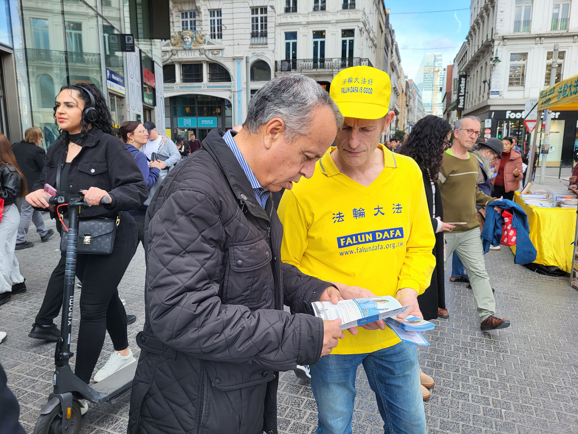 图1~6:二零二五年三月二十二日,法轮功学员在比利时布鲁塞尔市中心的繁华街区举办揭露中共迫害活动,吸引了众多行人驻足关注。