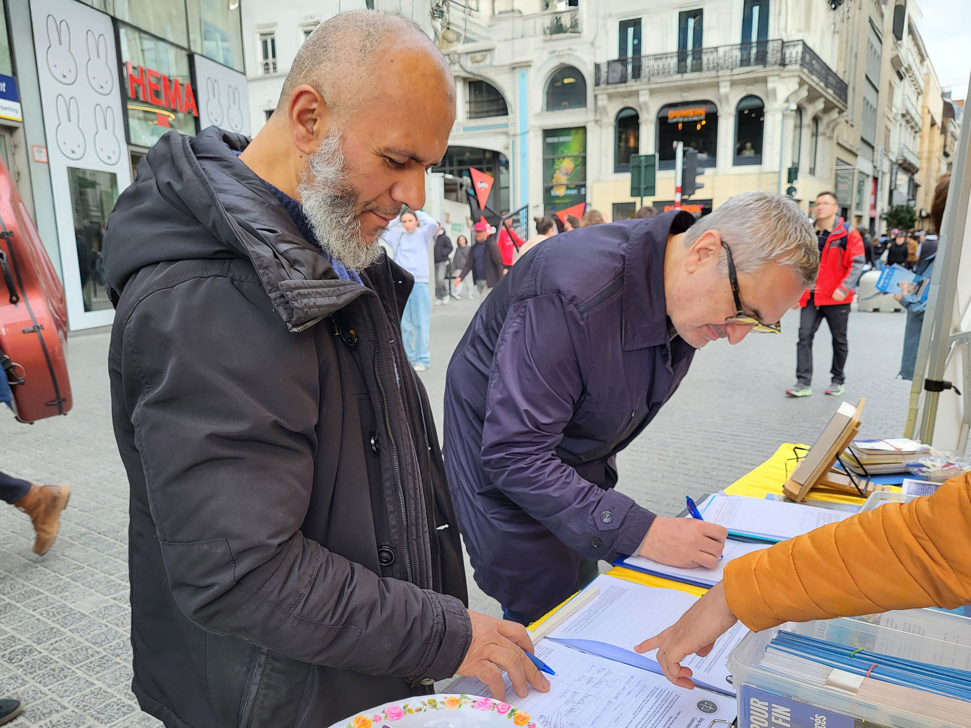图7~11:三月二十二日,在比利时弘法讲真相活动中,有很多民众签名支持法轮功反迫害。