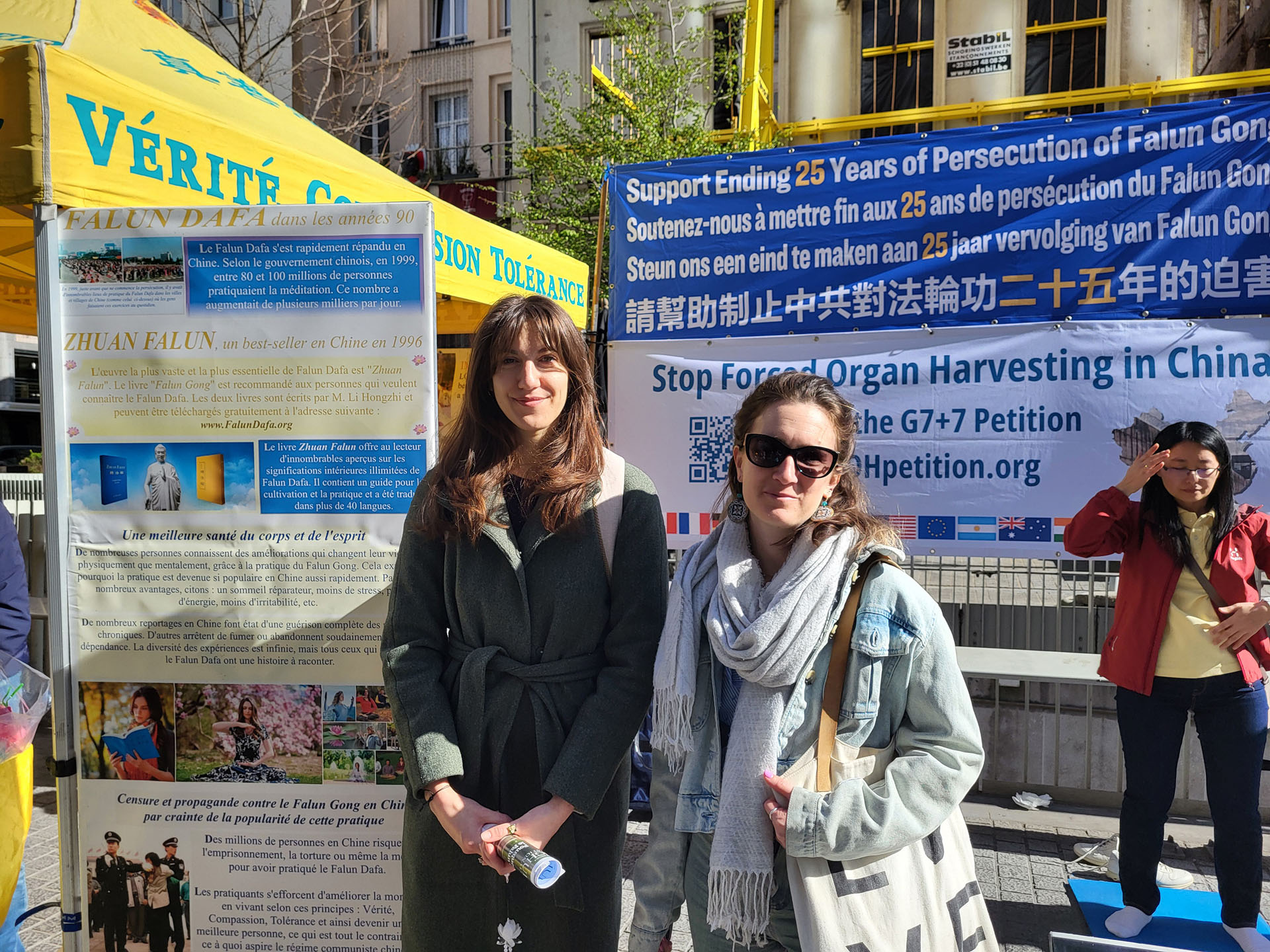 图13:葛丽塔(左)和朋友朱莉娅希望能让更多人关注这场长达二十多年的迫害,为中国的人权发声。