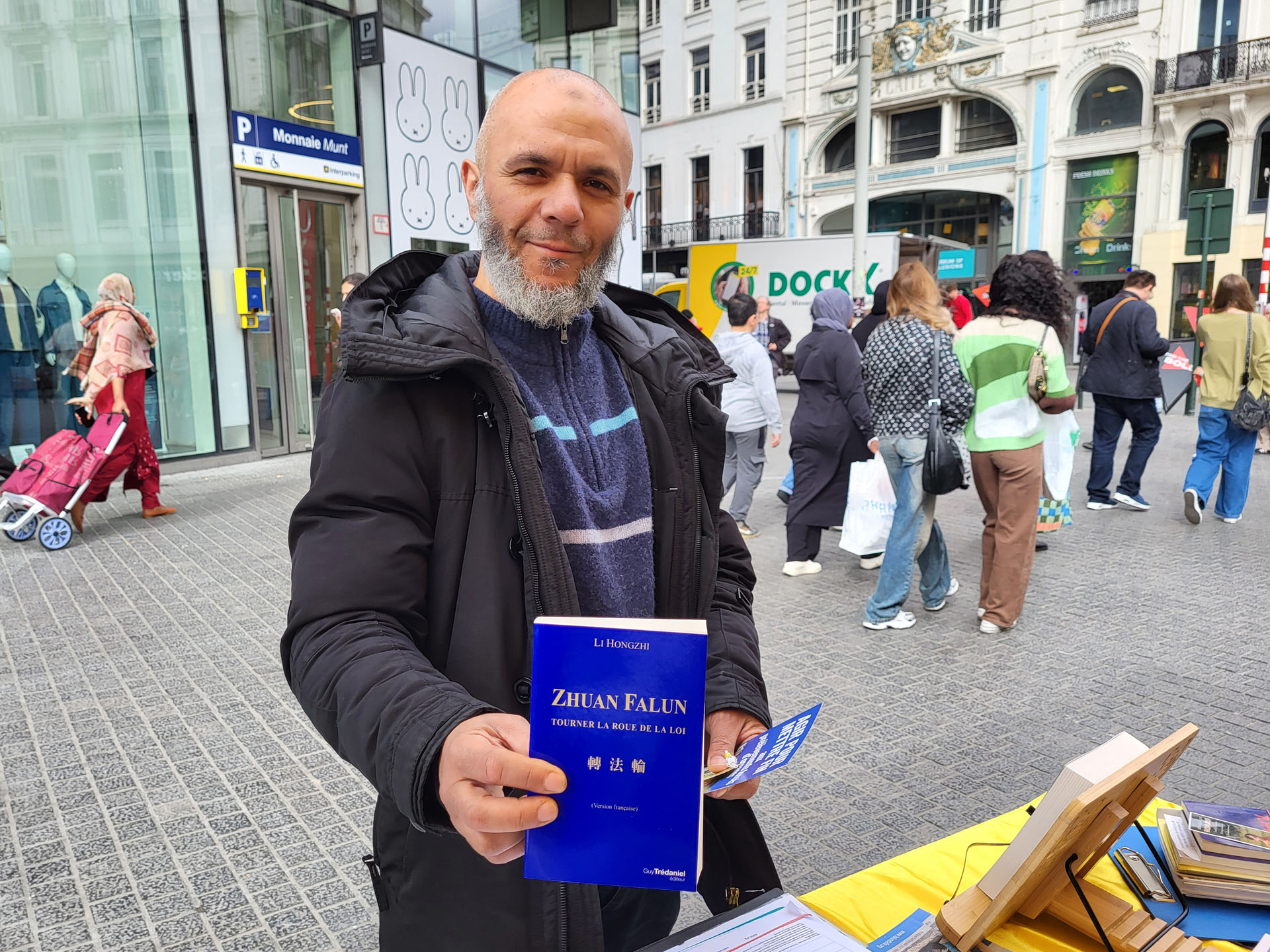 图14:来自摩洛哥的约翰购买了法轮功著作《转法轮》,希望通过阅读《转法轮》了解更多内容。