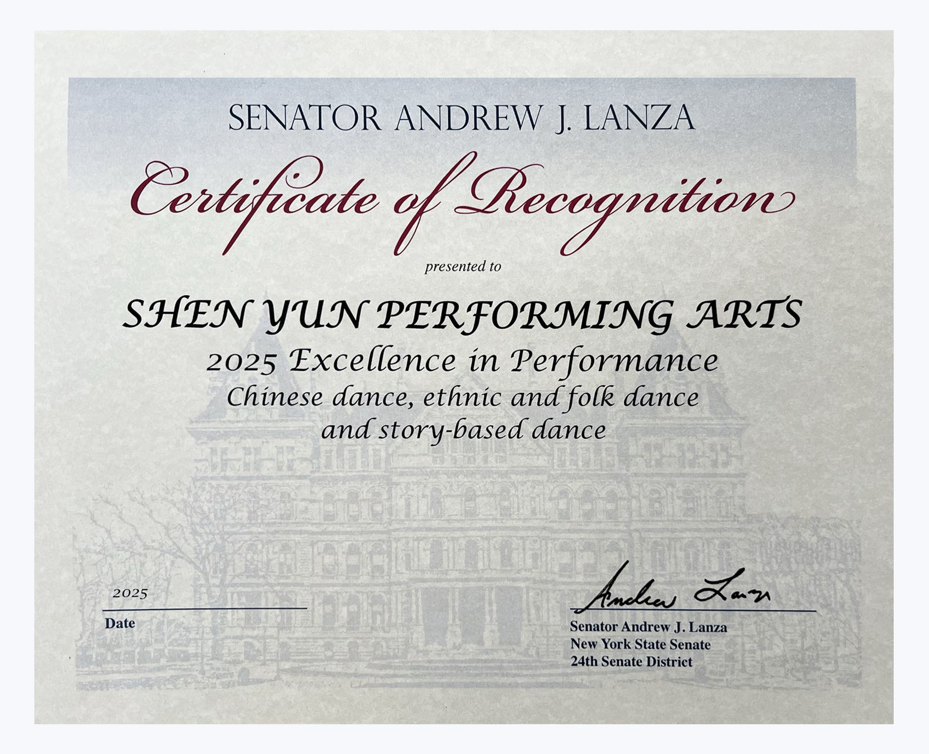 图7:纽约州参议院少数党副领袖、第24区资深州参议员安德鲁‧J‧兰扎(Andrew J. Lanza)向神韵艺术团颁发二零二五年演出季褒奖证书。(大<span style='max-width:0px!important;margin-left:-4px;color:#eee!important;'>.</span>纪<span style='max-width:0px!important;margin-left:-4px;color:#eee!important;'>.</span>元<span style='max-width:0px!important;margin-left:-4px;color:#eee!important;'>;</span>)