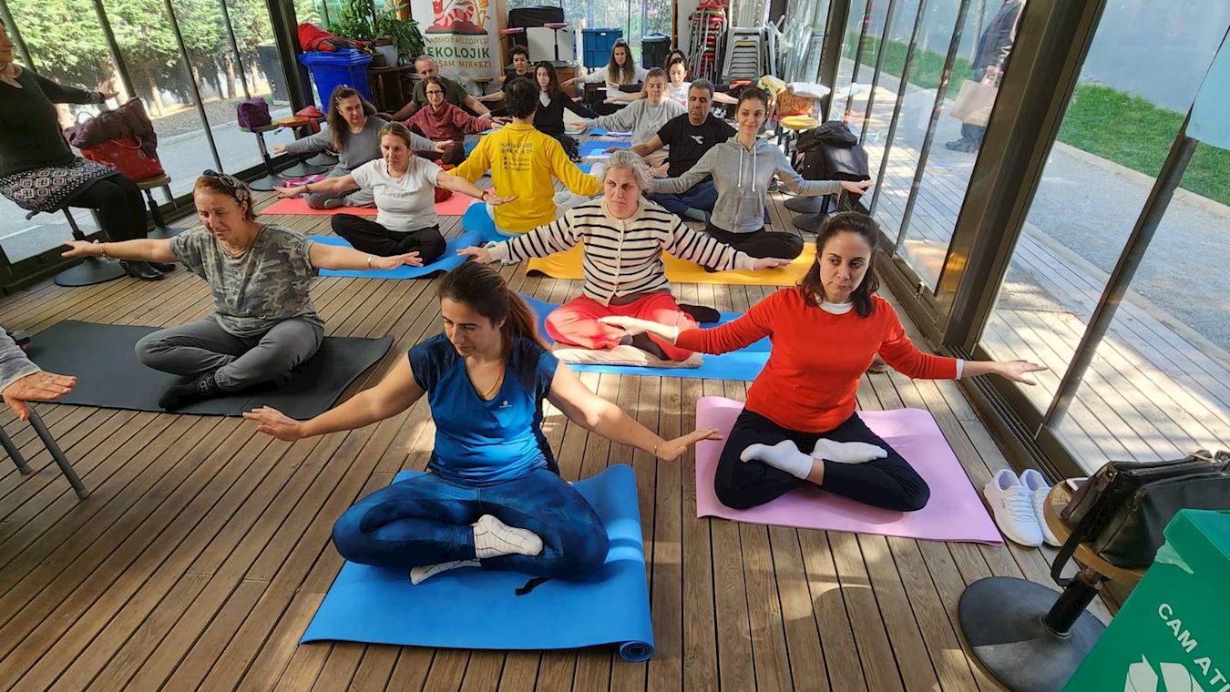 '图1~2:二零二五年三月二十二日星期六,土耳其伊斯坦布尔的法轮功学员在卡德柯伊市(Kadıköy)生态生活中心举办了一场功法介绍及讲真相活动,图为法轮功学员和民众一起炼功。'