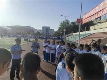 '赵世江一行为师生发放了预防×教宣传手册(注:中共是真正的邪教)'