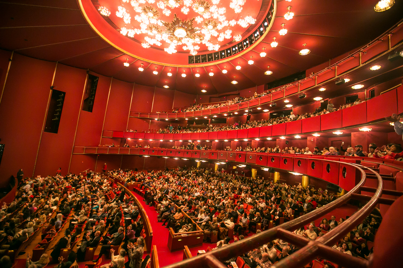 图1:神韵新世界艺术团在二零二五年三月二日美国华盛顿DC的肯尼迪艺术中心歌剧院(The Kennedy Center Opera House)的第12场、也是最后一场演出现场。(大<span style='max-width:0px!important;margin-left:-4px;color:#eee!important;'>.</span>纪<span style='max-width:0px!important;margin-left:-4px;color:#eee!important;'>.</span>元<span style='max-width:0px!important;margin-left:-4px;color:#eee!important;'>;</span>)