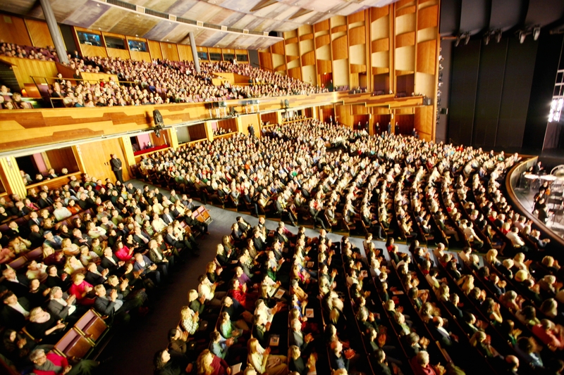 图3:神韵新纪元艺术团再次莅临奥地利音乐之都萨尔兹堡,二零二五年三月一日晚,在大节日剧院(Großes Festspielhaus)的首场演出,门票提前一个多月售罄。从乐团进入乐池开始,观众就报以长时间的掌声。演出过程中,不仅每个节目之间响起长时间热烈掌声,而且在很多节目中间,观众都会为艺术家精湛的演出爆发出掌声。(大<span style='max-width:0px!important;margin-left:-4px;color:#eee!important;'>.</span>纪<span style='max-width:0px!important;margin-left:-4px;color:#eee!important;'>.</span>元<span style='max-width:0px!important;margin-left:-4px;color:#eee!important;'>;</span>)