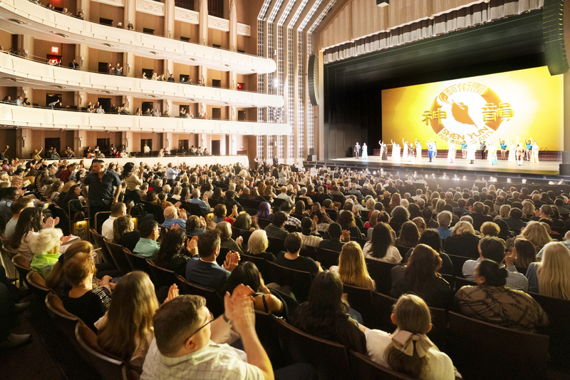 图4:二零二五年三月一日下午,神韵北美艺术团在美国拉斯维加斯史密斯表演艺术中心(The Smith Center for the Performing Arts)的第三场演出票房售罄。(大<span style='max-width:0px!important;margin-left:-4px;color:#eee!important;'>.</span>纪<span style='max-width:0px!important;margin-left:-4px;color:#eee!important;'>.</span>元<span style='max-width:0px!important;margin-left:-4px;color:#eee!important;'>;</span>)