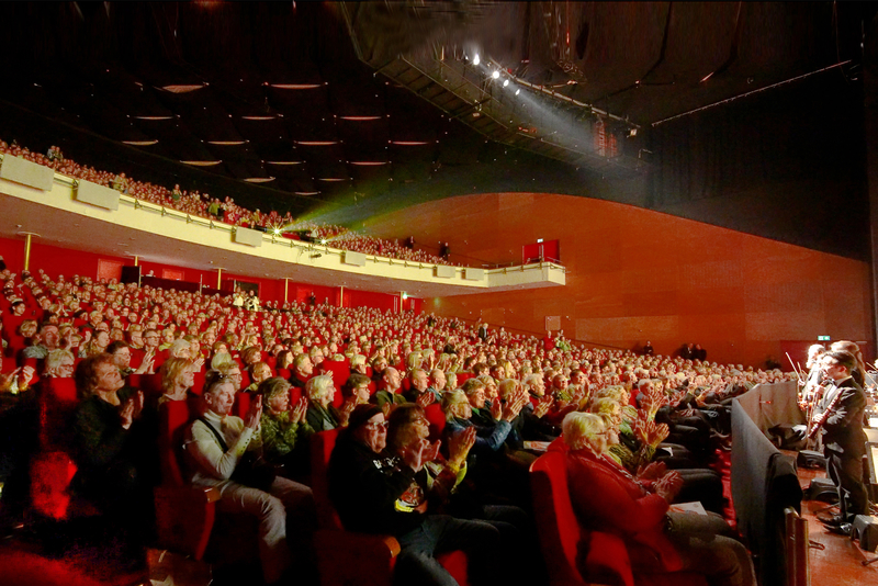 图5:二零二五年二月二十六日晚,美国神韵国际艺术团在荷兰格罗宁根的马提尼广场剧院(MartiniPlaza)上演了在当地的第三场演出,票房连续三天一票难求,为荷兰今年横跨三个城市的十二场神韵演出划上完美的句号。(大<span style='max-width:0px!important;margin-left:-4px;color:#eee!important;'>.</span>纪<span style='max-width:0px!important;margin-left:-4px;color:#eee!important;'>.</span>元<span style='max-width:0px!important;margin-left:-4px;color:#eee!important;'>;</span>)