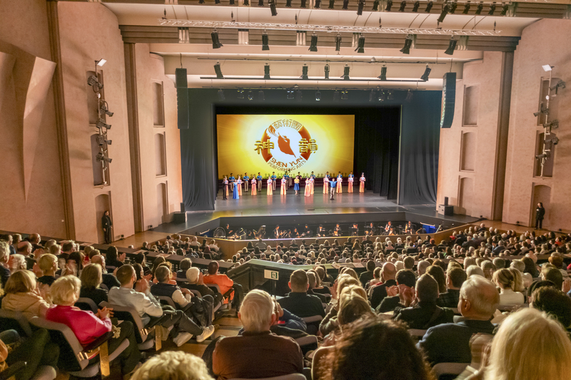 图6:二零二五年三月二日晚,美国神韵国际艺术团在德国路德维希堡王宫花园剧院(Forum am Schlosspark)上演了今年在当地的第一场演出。当晚所有的座位均已售罄。一票难求。(大<span style='max-width:0px!important;margin-left:-4px;color:#eee!important;'>.</span>纪<span style='max-width:0px!important;margin-left:-4px;color:#eee!important;'>.</span>元<span style='max-width:0px!important;margin-left:-4px;color:#eee!important;'>;</span>)