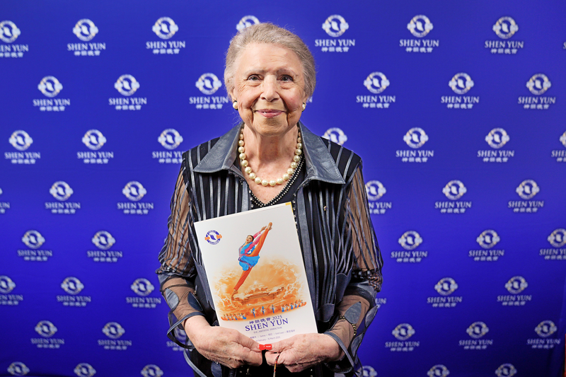 图7:二零二五年二月二十八日晚,澳洲亿万富豪、知名企业家伊梅尔达·罗奇(Imelda Roche)观赏了在澳洲悉尼的神韵演出。(新<span style='max-width:0px!important;margin-left:-4px;color:#eee!important;'>!</span>唐<span style='max-width:0px!important;margin-left:-4px;color:#eee!important;'>!</span>人<span style='max-width:0px!important;margin-left:-4px;color:#eee!important;'>:</span>电视台)