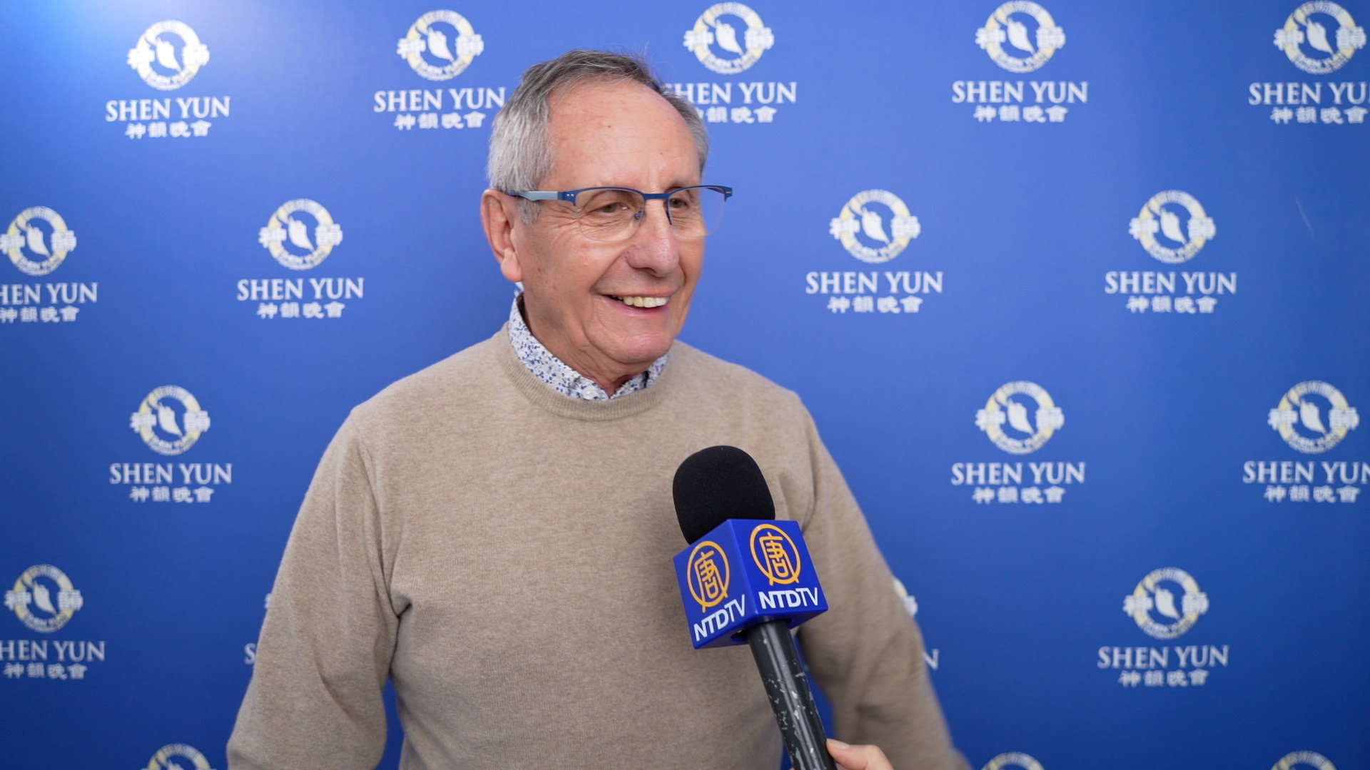 图8:二零二五年二月二十三日下午,法国民族文化艺术协会创始人乔尔·弗拉代特(Joël Fradet)观赏了在法国南特市的神韵演出。(新<span style='max-width:0px!important;margin-left:-4px;color:#eee!important;'>!</span>唐<span style='max-width:0px!important;margin-left:-4px;color:#eee!important;'>!</span>人<span style='max-width:0px!important;margin-left:-4px;color:#eee!important;'>:</span>电视台)