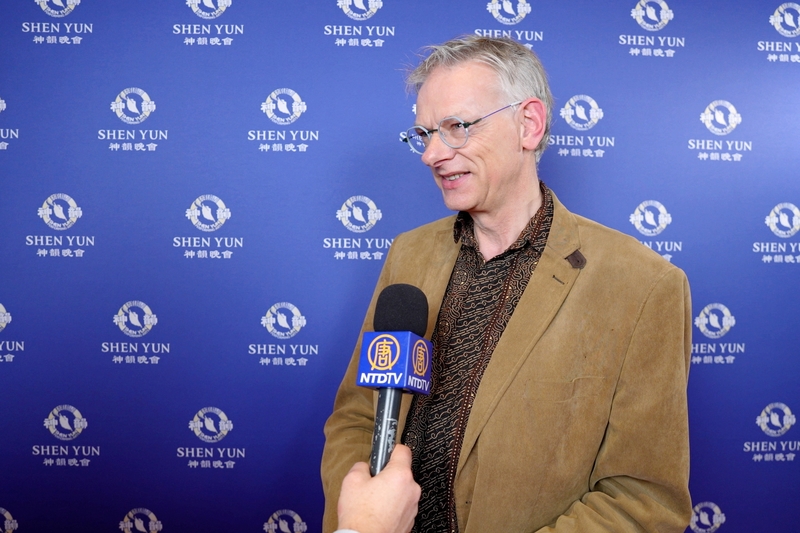 图9:二零二五年二月二十六日晚,架构优化师、热门网站主编罗伯特·德容(Robert De Jong)观看了在荷兰格罗宁根的神韵演出。(新<span style='max-width:0px!important;margin-left:-4px;color:#eee!important;'>!</span>唐<span style='max-width:0px!important;margin-left:-4px;color:#eee!important;'>!</span>人<span style='max-width:0px!important;margin-left:-4px;color:#eee!important;'>:</span>电视台)