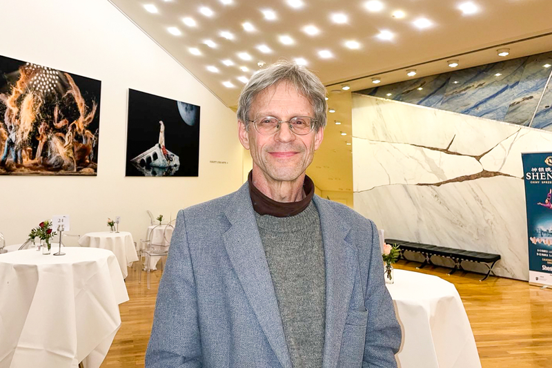 图10:二零二五年三月二日晚,音乐老师兼歌手埃弗特·范·格鲁特尔(Evert van Grootel)观赏了在德国路德维希堡的第一场神韵演出。(大<span style='max-width:0px!important;margin-left:-4px;color:#eee!important;'>.</span>纪<span style='max-width:0px!important;margin-left:-4px;color:#eee!important;'>.</span>元<span style='max-width:0px!important;margin-left:-4px;color:#eee!important;'>;</span>)