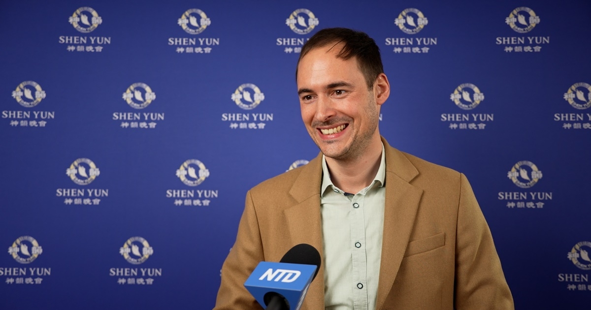 图14:二零二五年三月二日晚,测量技术股份公司董事总经理丹尼尔·伯林格(Daniel Böringer)观赏了在德国路德维希堡的神韵演出。(新<span style='max-width:0px!important;margin-left:-4px;color:#eee!important;'>!</span>唐<span style='max-width:0px!important;margin-left:-4px;color:#eee!important;'>!</span>人<span style='max-width:0px!important;margin-left:-4px;color:#eee!important;'>:</span>电视台)