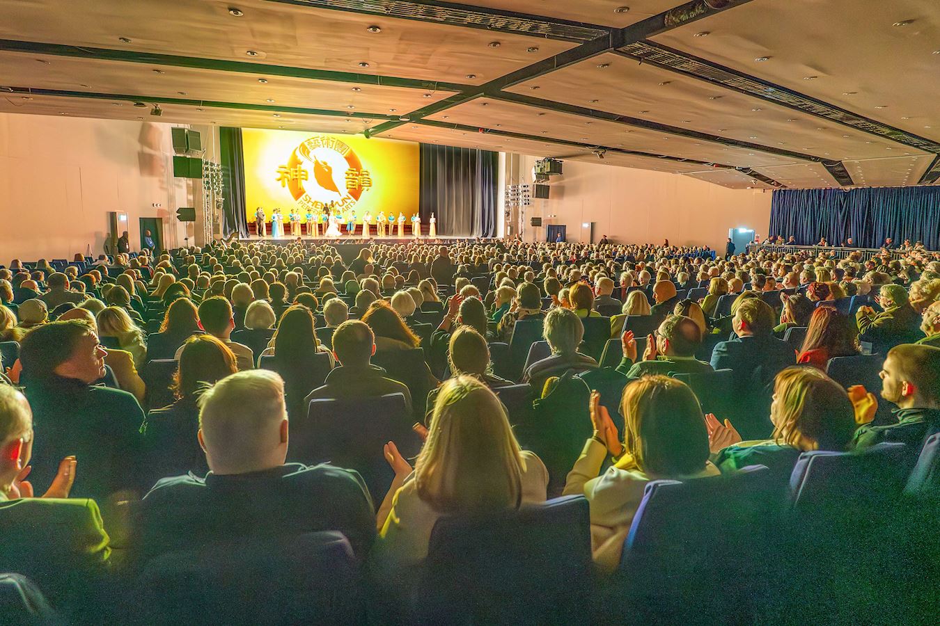 '图13:二零二五年二月二十八日晚上,美国神韵纽约艺术团在英国格拉斯哥克莱德音乐厅(SEC Armadillo)的首场爆满。很多观众是从很远的城市赶来,也有人等待看神韵很多年,现在终于圆梦。'