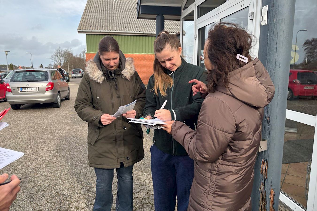 '图4~6:民众签名 反对中共迫害法轮功和活摘器官。'