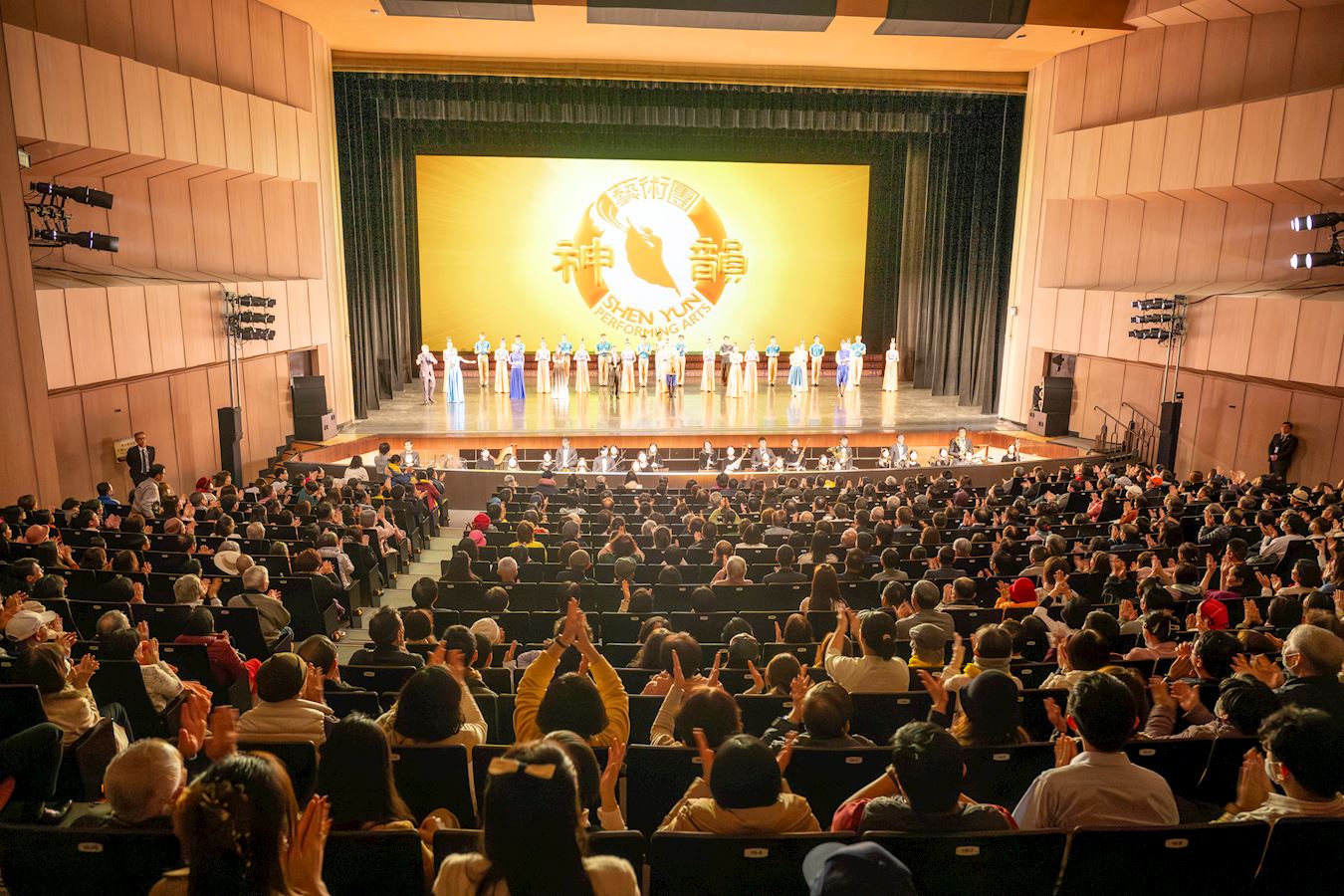 '图1:二零二五年三月二十日晚,美国神韵环球艺术团在基隆表演艺术中心展开了二零二五演季在台湾的首场演出,爆满落幕。'