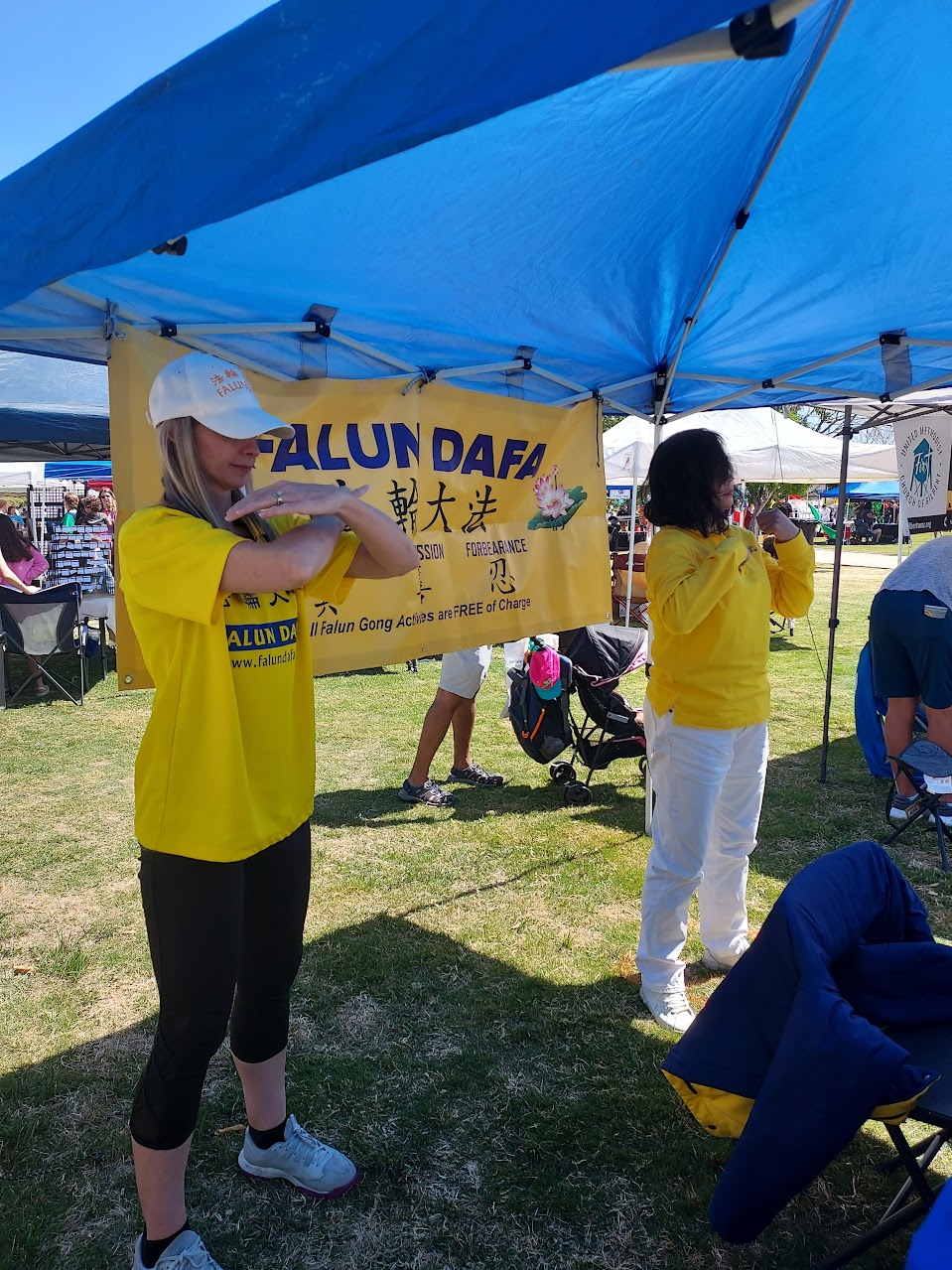 图5~6:法轮功学员在展示炼功动作