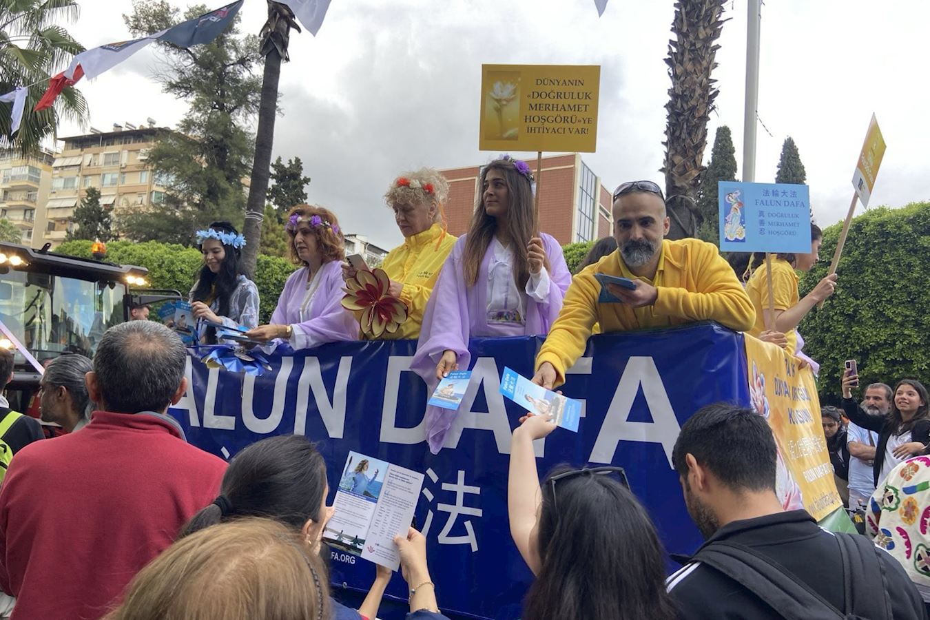 '图1~3:二零二五年四月五日至六日,土耳其法轮功学员参加了第十三届橙花节,活动吸引了超过两百万名游客,游客们争相领取法轮大法真相资料。'