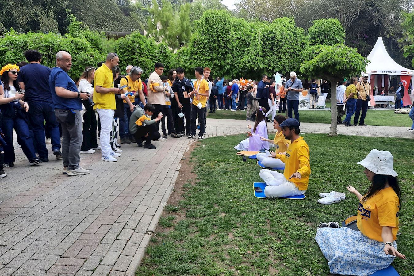 '图4:法轮功学员在阿塔图尔克公园(Atatürk Park)进行功法展示。'