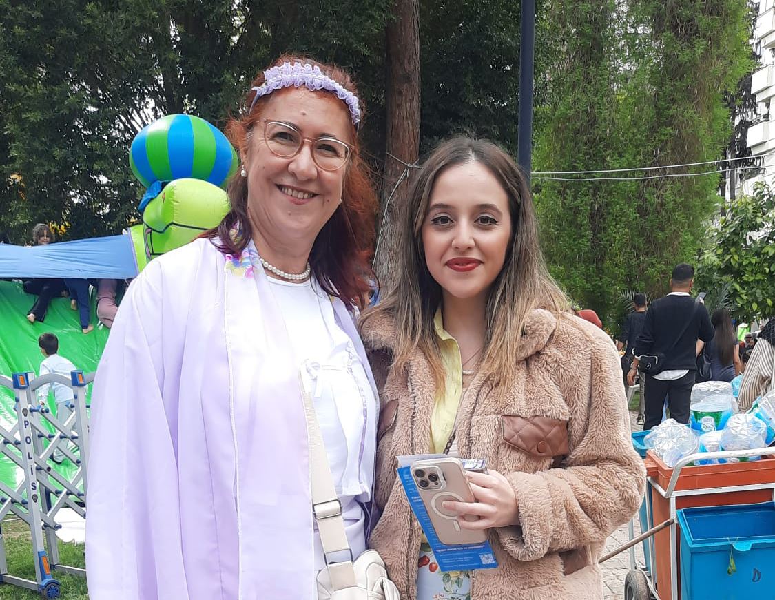 '图5:艾莉芙(右)详细了解了法轮大法后,表示一定会参加炼功点。'