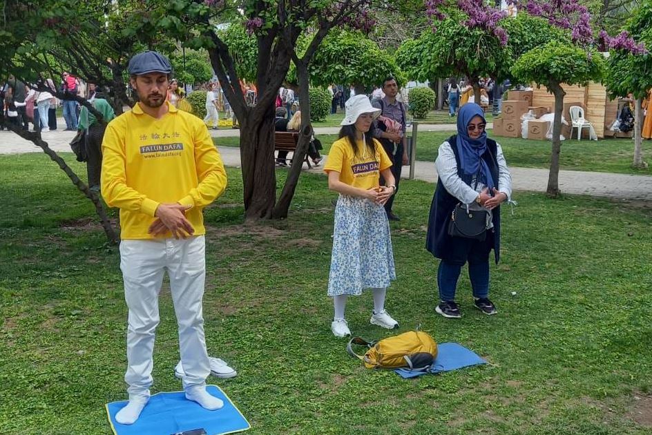 '图6:艾斯玛(戴头巾者)加入了炼功的行列。'