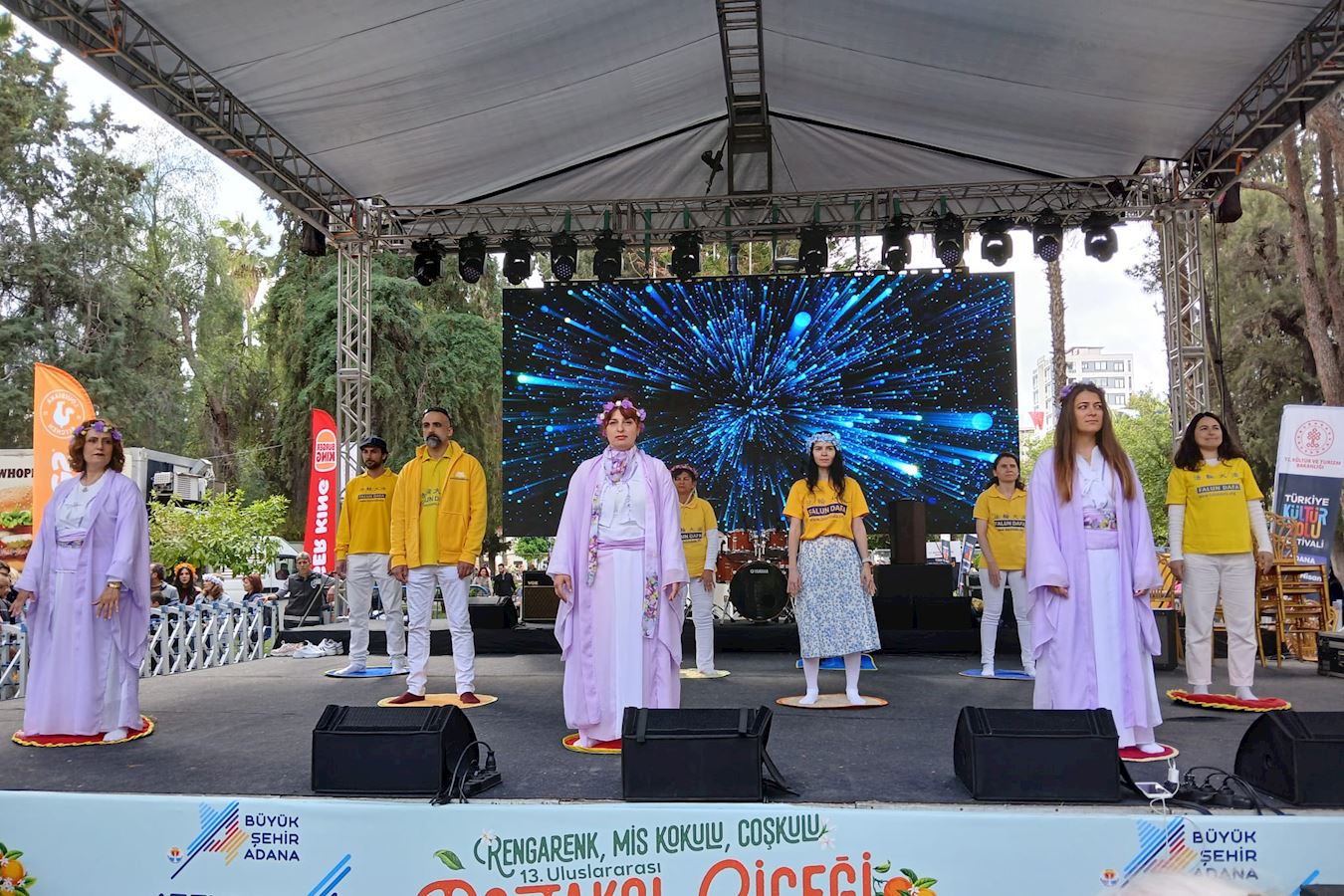 '图7:学员登台展示功法动作。'