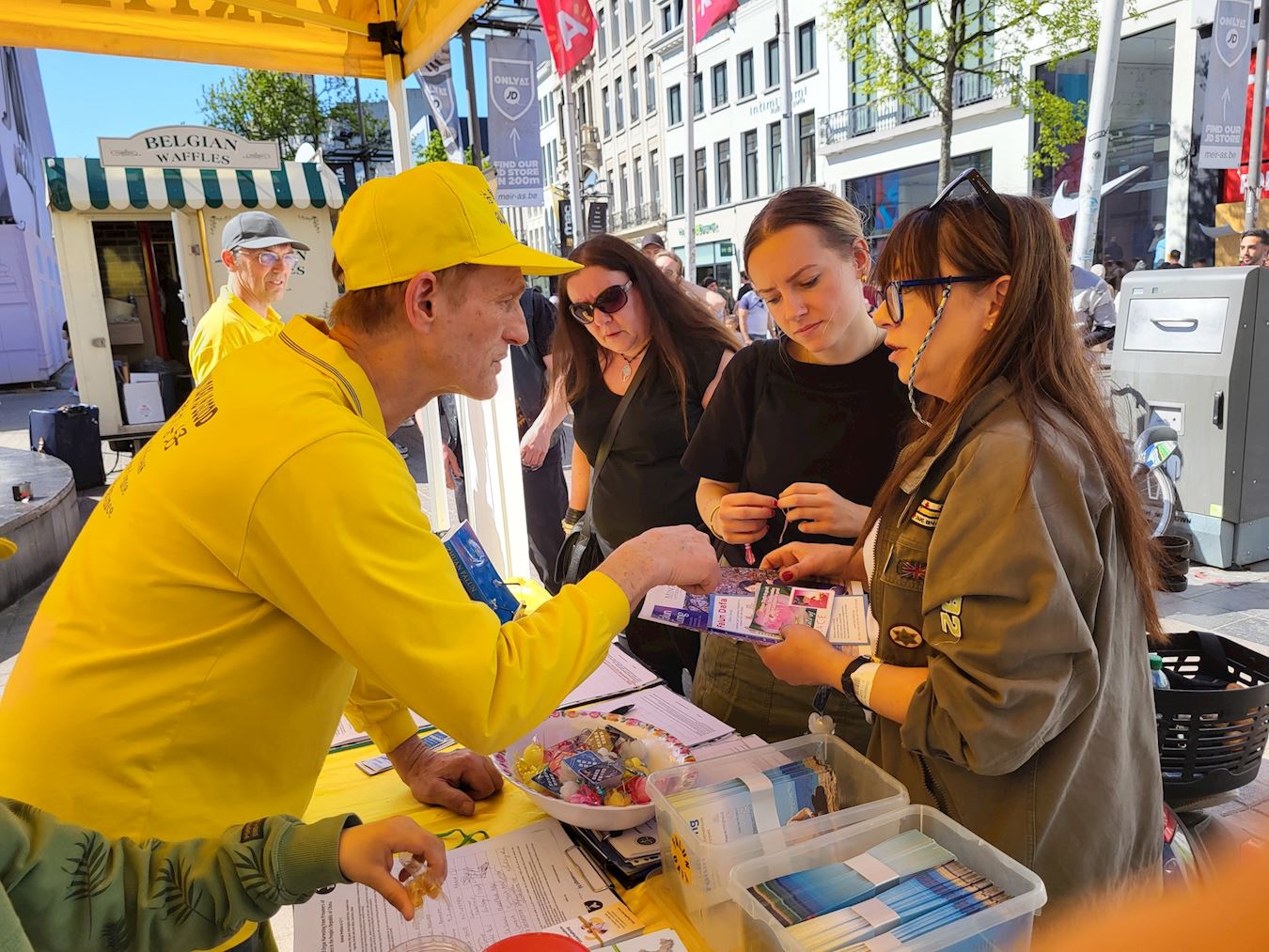 '图1~5:比利时安特卫普繁华的商业街梅尔(Meir)街头,法轮功学员展示法轮功功法,过往关注法轮功学员的活动。'