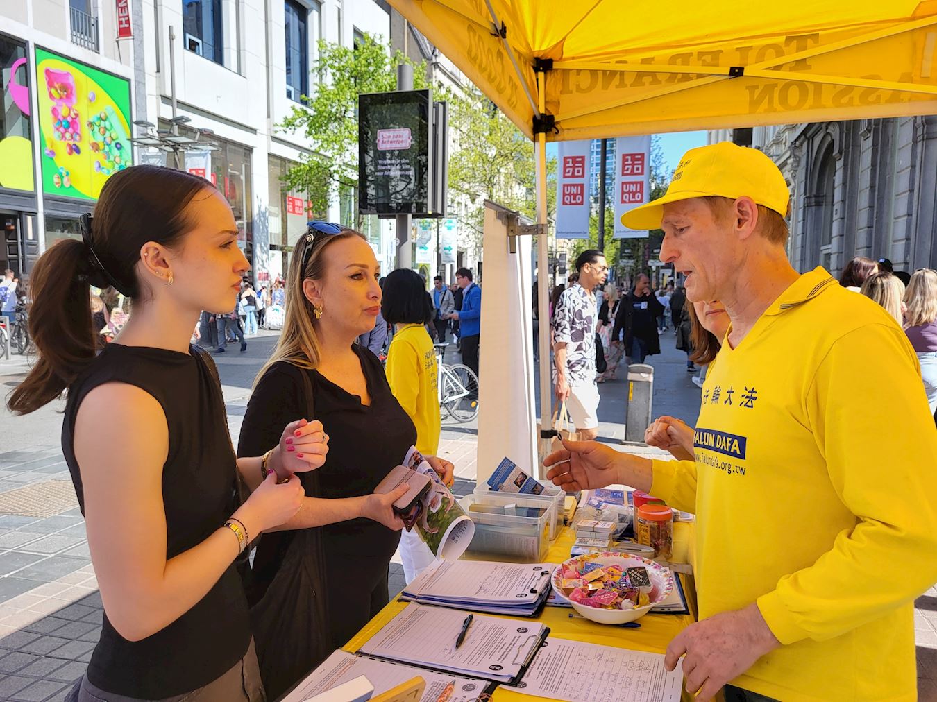 '图7:娜塔莉(中)和女儿泰拉莉(左)有四分之一华裔血统,对中共长期迫害法轮功表示强烈关注。'