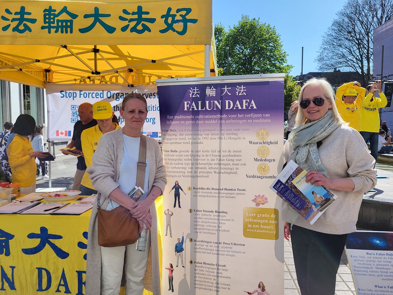 '图8:莉拉(左)和索菲娅(右)她们对法轮功表示出极大兴趣。'