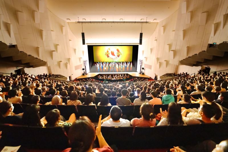 '图1:二零二五年四月十一日晚,神韵环球艺术团在台南文化中心举行第一场演出,缔造爆满票房。'