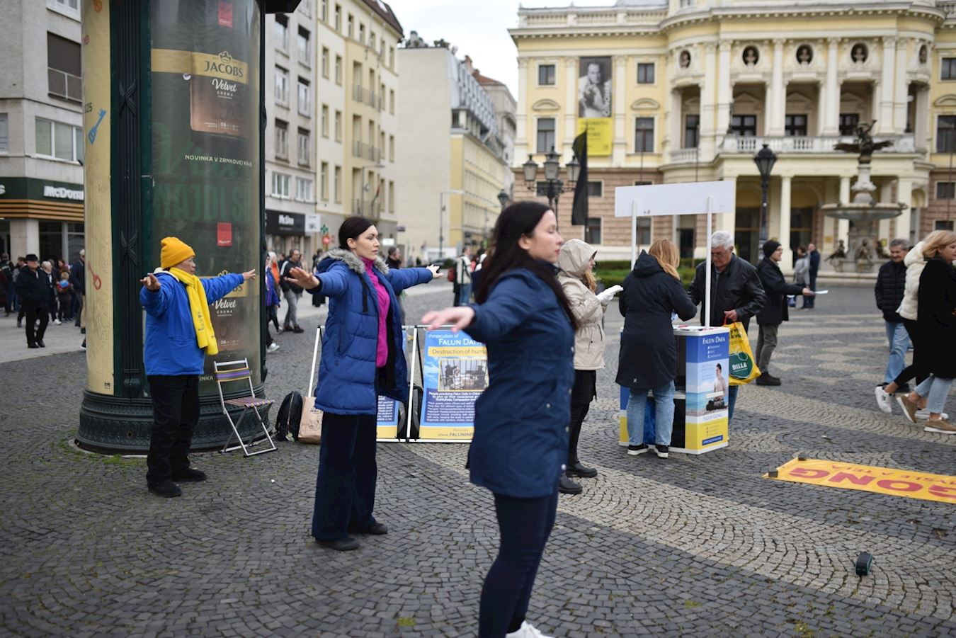 '图1:二零二五年三月三十日,法轮功学员在赫维兹多斯拉夫广场举行讲真相活动。'