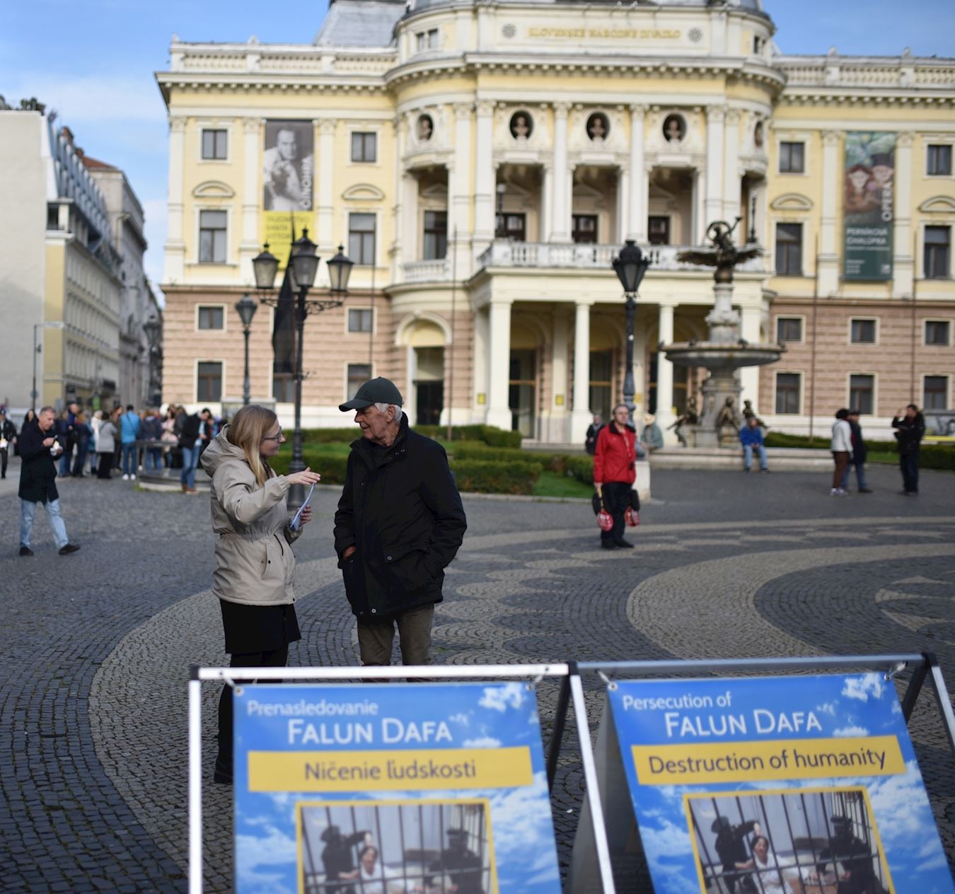 '图2:二零二五年三月三十日,法轮功学员与路人交谈。'