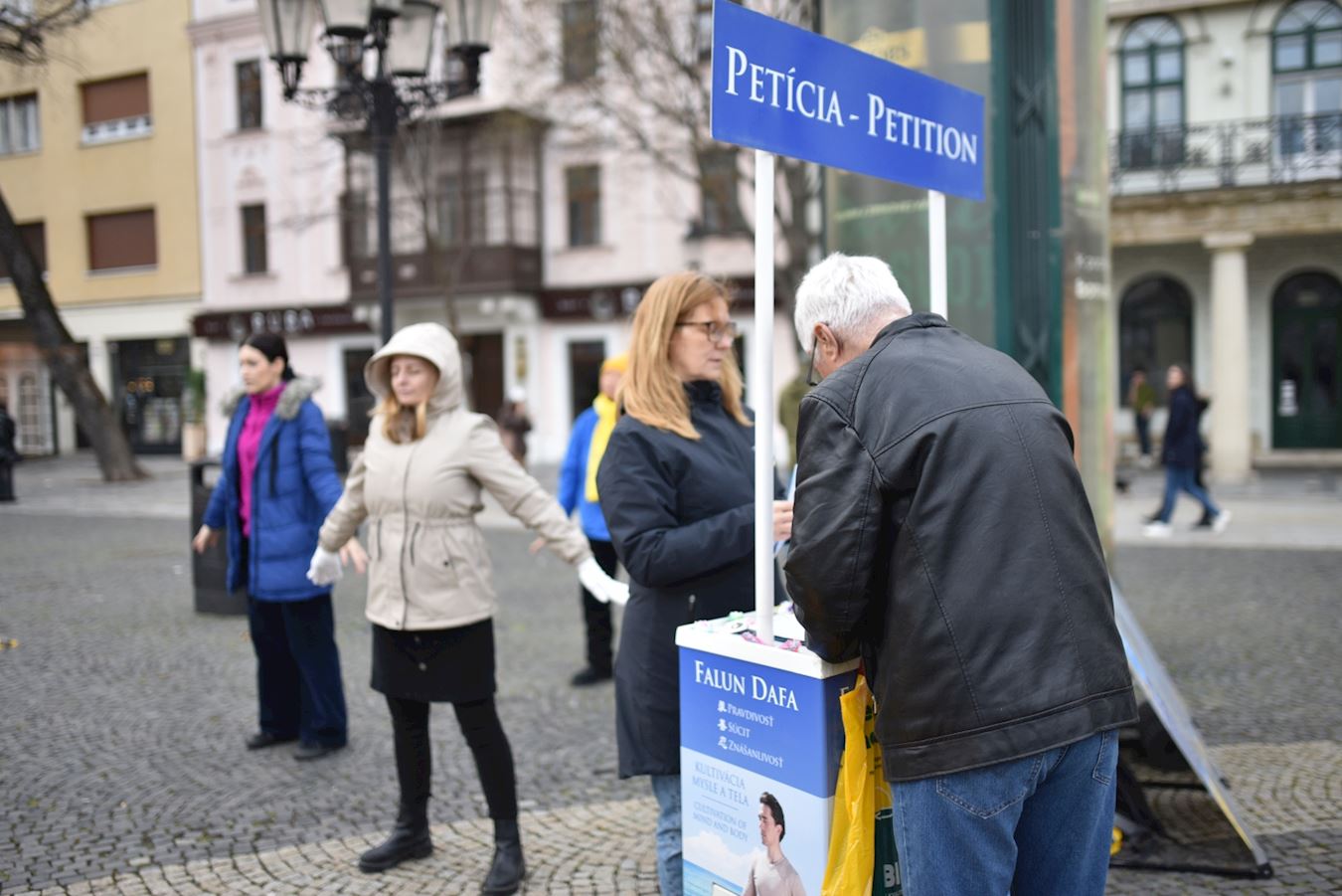 '图3:二零二五年三月三十日,法轮功学员在赫维兹多斯拉夫广场举行讲真相活动'