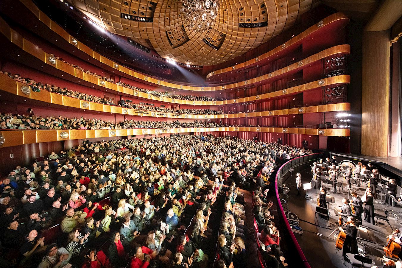 '图1:二零二五年三月三十日下午,神韵纽约艺术团在美国纽约林肯中心大卫寇克剧院(The David H. Koch Theater at Lincoln Center)的第六场演出再次爆满。至此,神韵在当地的六场演出都爆满。'