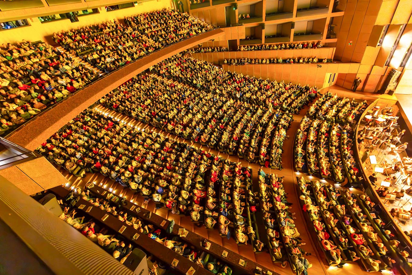 '图2:二零二五年三月二十五日下午,美国神韵巡回艺术团在蒙彼利埃科珲会议中心(Le Corum)进行的第三场演出爆满。'