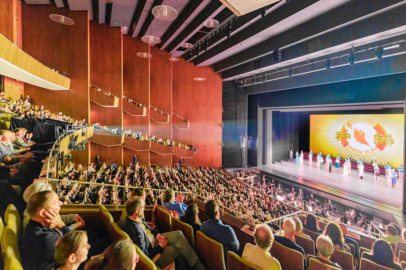 '图3:二零二五年三月二十七日,美国神韵世界艺术团在德国柏林德意志歌剧院(Deutsche Oper Berlin)上演了今年在该剧院的第四场演出。现场气氛热烈,演员两次谢幕。'