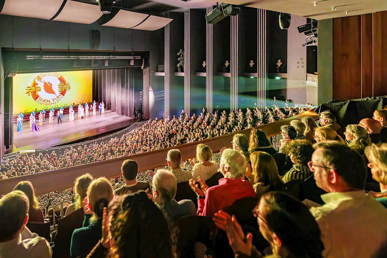 '图4:二零二五年三月三十日晚,美国神韵世界艺术团在德国菲森新天鹅堡音乐厅(Festspielhaus Neuschwanstein)上演了今年当地的首场演出。此次神韵在德国菲森为期七天的八場演出門票早在三月初已售罄。'