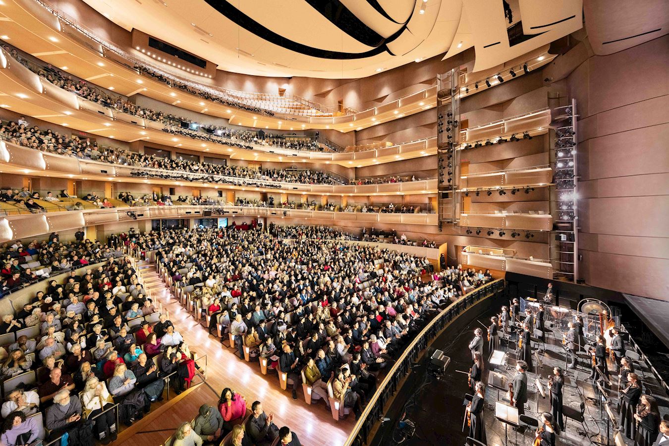 '图5:二零二五年三月三十日,神韵新纪元艺术团在多伦多著名的四季表演艺术中心(Four Seasons Centre for the Performing Arts)的第三场演出再次爆满。'