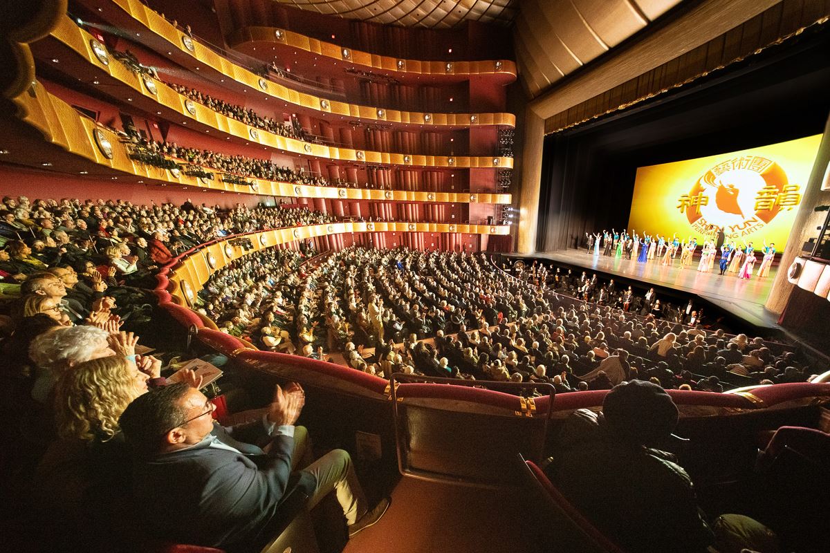 '图1:二零二五年三月二十六日至四月十三日,美国神韵纽约艺术团在纽约林肯中心大卫寇克剧院共演出十八场,场场皆为一票难求,图为四月九日下午第13场演出盛况。'