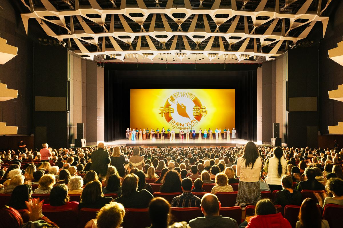 '图2:二零二五年四月九日至四月十三日,神韵新纪元艺术团在加拿大蒙特利尔艺术中心(Place des Arts)维尔佛雷德-佩雷提埃(Wilfrid-Pelletier)剧院五天共演出六场,现场的观众超过一万人。图为四月十三日下午的最后一场演出谢幕照。'