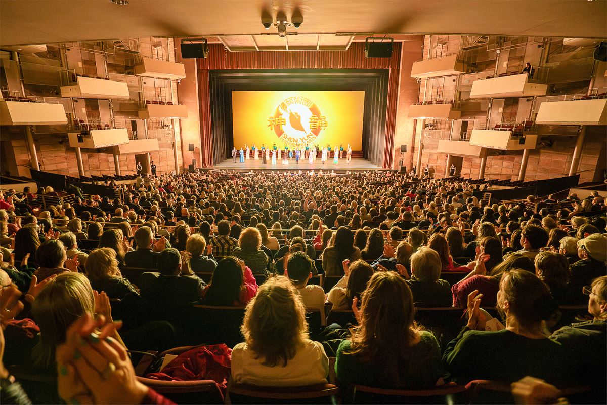 '图4:二零二五年四月三日至四月六日,神韵北美艺术团在美国丹佛市布尔剧院(The Buell Theatre)共演出五场,图为四月五日下午的第三场演出爆满落幕。'