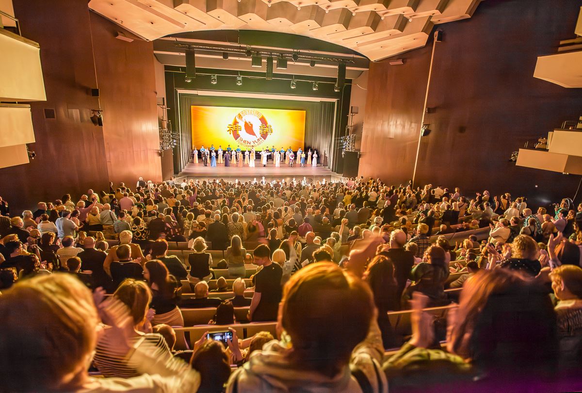 '图5:二零二五年四月八日至十二日,美国神韵巡回艺术团在德国多特蒙德歌剧院(Theater Dortmund)共演出六场,也是今年德国演出的最后一站。图为四月十二日第五场演出结束后,观众非常热情,持续不断的鼓掌、欢呼,艺术家三次谢幕。'