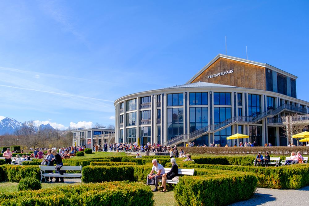 '图6:二零二五年三月三十日至四月六日,美国神韵世界艺术团在德国菲森新天鹅堡音乐厅(Festspielhaus Neuschwanstein)共演出八场,场场售罄,图为四月五日下午,第六场演出前观众在剧院外等待开演。'