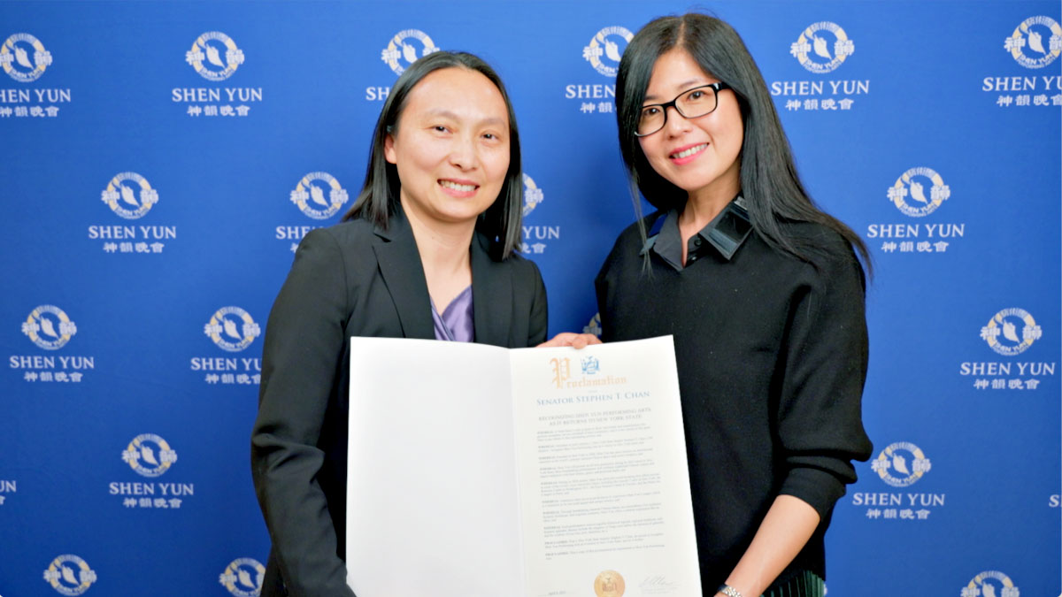 图2:二零二五年四月四日晚,纽约州州参议员陈学理(Stephen T. Chan)的副幕僚长刘雅明观赏了神韵纽约艺术团在林肯中心大卫寇克剧院的第九场演出,并在现场为神韵颁发褒奖。(新<span style='max-width:0px!important;margin-left:-4px;color:#eee!important;'>!</span>唐<span style='max-width:0px!important;margin-left:-4px;color:#eee!important;'>!</span>人<span style='max-width:0px!important;margin-left:-4px;color:#eee!important;'>:</span>电视台)