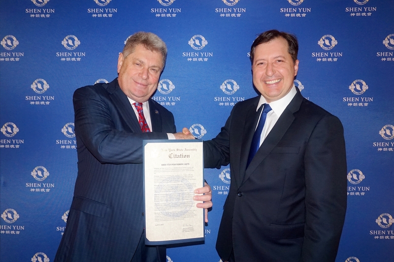 图3:二零二五年四月五日下午,纽约州第46区众议员亚历克·布鲁克-克拉斯尼(Alec Brook-Krasny,左)亲临林肯中心大卫寇克剧院,向神韵艺术团颁发褒奖,表彰神韵在保存传统文化、促进艺术交流,以及捍卫人类普世价值方面的杰出贡献。(大<span style='max-width:0px!important;margin-left:-4px;color:#eee!important;'>.</span>纪<span style='max-width:0px!important;margin-left:-4px;color:#eee!important;'>.</span>元<span style='max-width:0px!important;margin-left:-4px;color:#eee!important;'>;</span>)