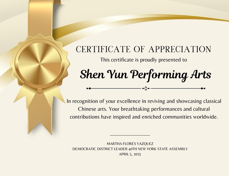图4:二零二五年四月五日,纽约州第40区州议会民主党代表、社区领袖玛莎·弗洛雷斯·巴斯克斯(Martha Flores Vazquez)在林肯中心大卫寇克剧院亲自向神韵艺术团颁发的感谢状。(大<span style='max-width:0px!important;margin-left:-4px;color:#eee!important;'>.</span>纪<span style='max-width:0px!important;margin-left:-4px;color:#eee!important;'>.</span>元<span style='max-width:0px!important;margin-left:-4px;color:#eee!important;'>;</span>)