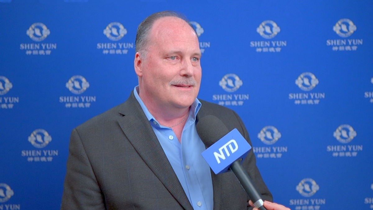 图5:二零二五年四月五日晚,纽约圣<b>帕特里克节</b>游行委员会主席丹尼斯·麦卡锡(Denis McCarthy)在纽约林肯中心观赏了神韵演出。(新<span style='max-width:0px!important;margin-left:-4px;color:#eee!important;'>!</span>唐<span style='max-width:0px!important;margin-left:-4px;color:#eee!important;'>!</span>人<span style='max-width:0px!important;margin-left:-4px;color:#eee!important;'>:</span>电视台)