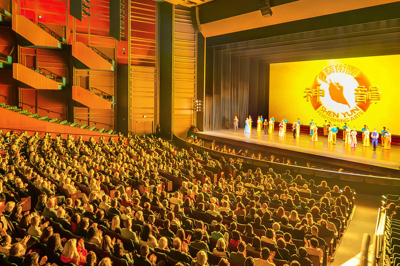 图6:二零二五年四月六日下午,神韵国际艺术团在美国华盛顿州西雅图市马里恩奥利弗麦考剧院(Marion Oliver McCaw Hall)的第五场演出再次以爆满落幕。