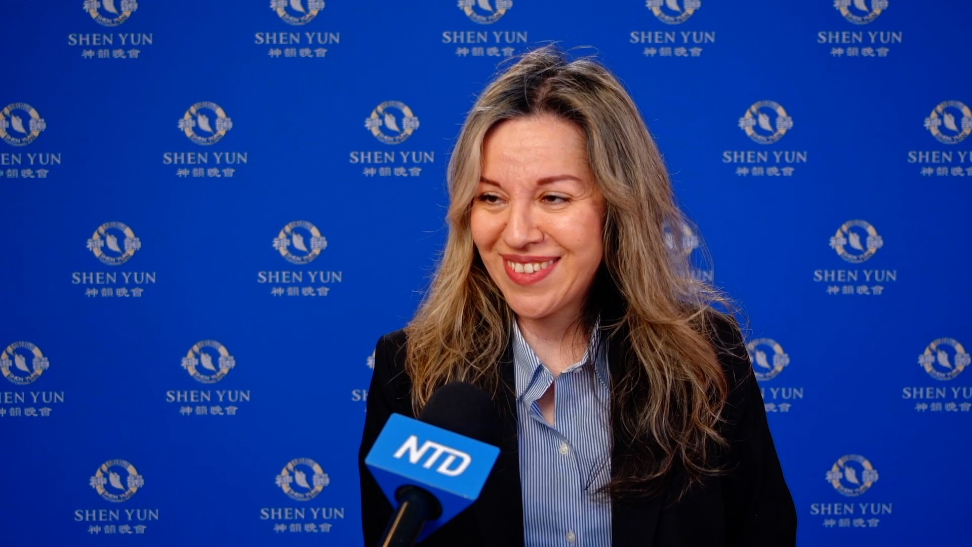 图7:二零二五年四月六日下午,西雅图史诺霍米须郡共和党副主席玛丽贝尔·威廉姆斯(Maribel Williams)在西雅图欣赏了神韵演出。(新<span style='max-width:0px!important;margin-left:-4px;color:#eee!important;'>!</span>唐<span style='max-width:0px!important;margin-left:-4px;color:#eee!important;'>!</span>人<span style='max-width:0px!important;margin-left:-4px;color:#eee!important;'>:</span>电视台)